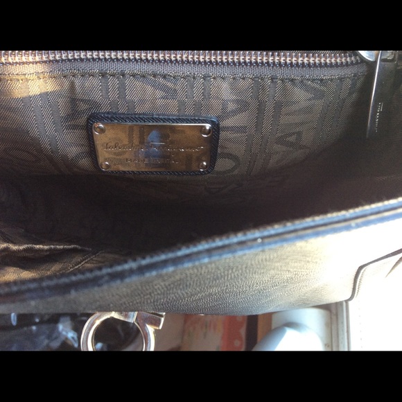Ferragamo pocketbook with matching wallet - Picture 12 of 13